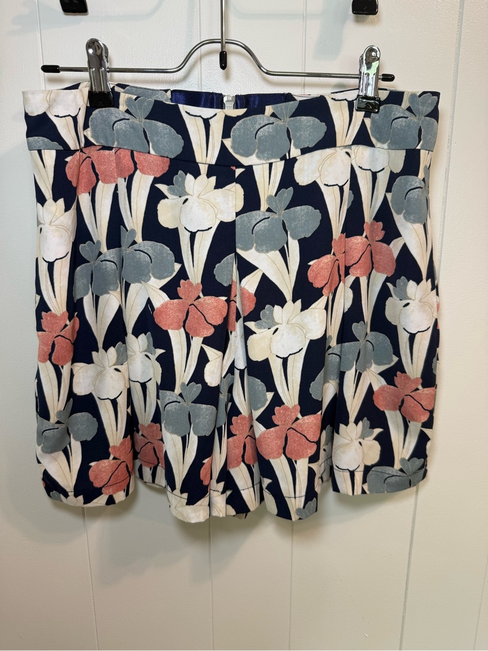 ava Woman’s Medium Floral Flowy Shorts